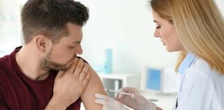 Lekarka szczepiąca mężczyznę przeciw WZW