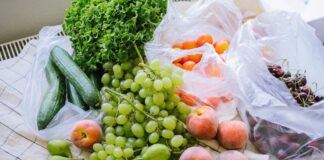 Czy do carbonary daje się całe jajko?