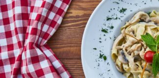 Czym zastąpić boczek w carbonara?