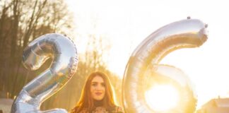 Ile śmietany do tortu 26 cm?