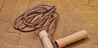 Czy skakanką zmniejsza brzuch?