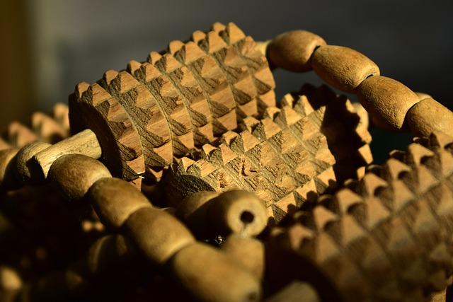 Jak prawidłowo używać masażera do twarzy? Jak prawidłowo używać masażera do twarzy?