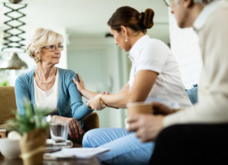 Gdzie szukać aktualnych ofert pracy dla opiekunek seniora