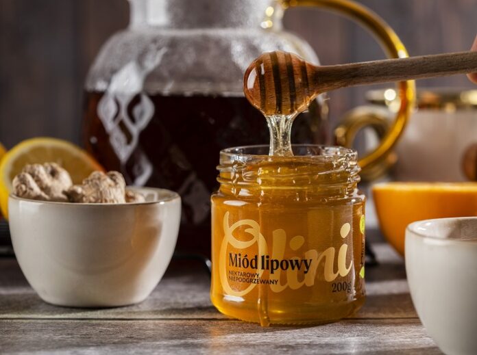 główne_nabieranie-miodu-lipowego Czy produkty pszczele są zdrowe